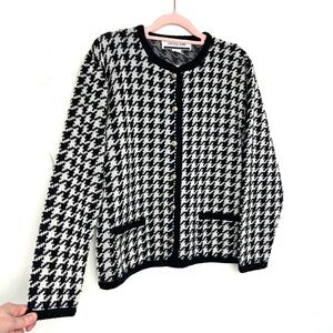 ⭐️ 3 for $25 Black and white Houndstooth Cardigan with Gold Buttons
